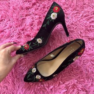 Gorgeous Floral Embroidered Black Heeled Pumps Size 6 Great Condition 🌺🌸